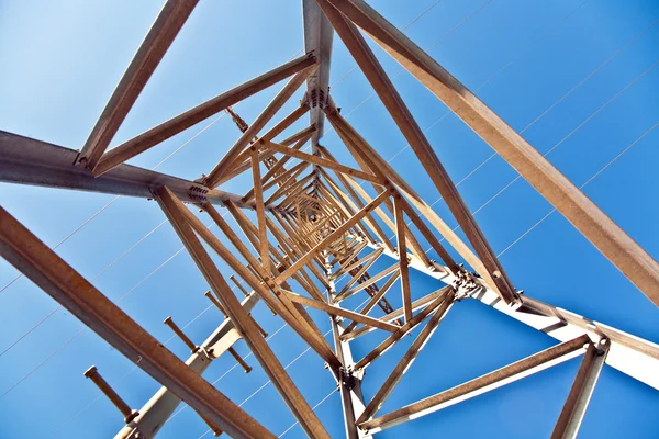 Ηλεκτρικής ενέργειας υψηλής τάσης πύργος με το γαλάζιο του ουρανού — Φωτογραφία Αρχείου