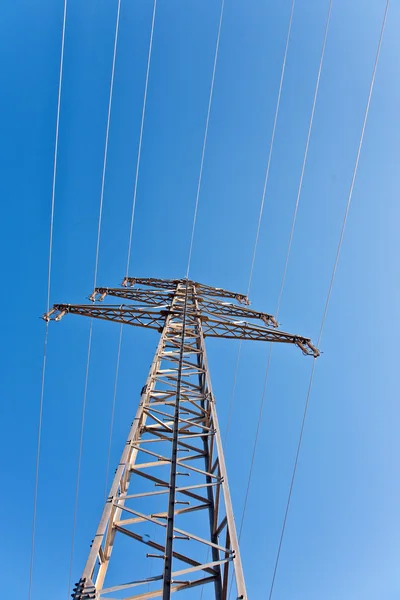 Elettricità torre ad alta tensione con cielo blu — Foto Stock