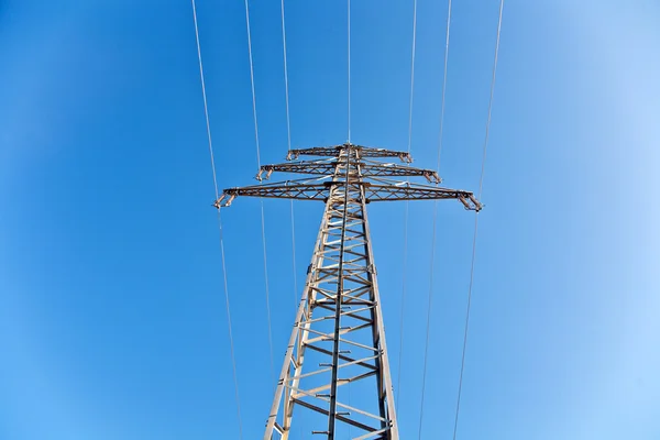 Torre de alta tensión de electricidad con cielo azul — Stockfoto