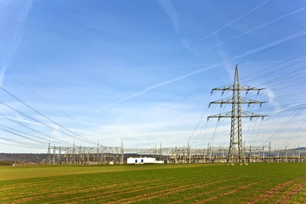 Elektriska torn med sky — Stockfoto