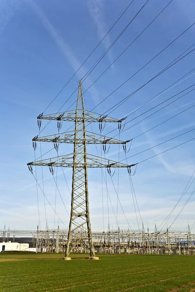 Stromturm mit Himmel — Stockfoto