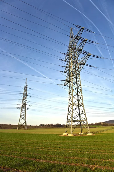 Электрическая башня с небом — стоковое фото