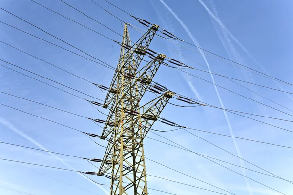 Elektriska torn med sky — Stockfoto