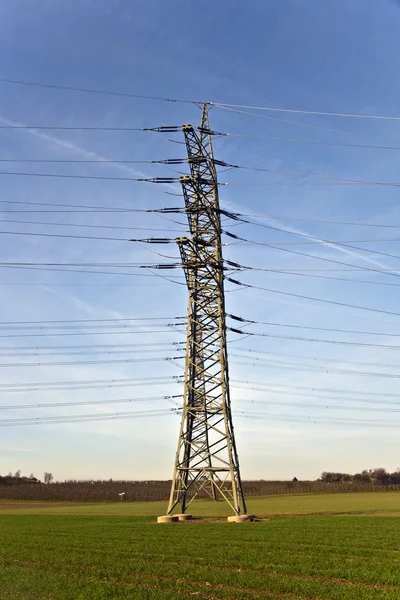 Torre elétrica com céu — Fotografia de Stock