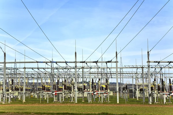 Elektrizitätswerk mit Himmel — Stockfoto