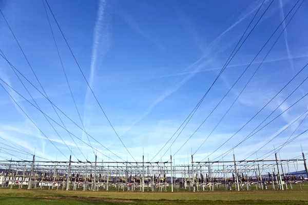 Elektrisk kraftstation med himmel — Stockfoto