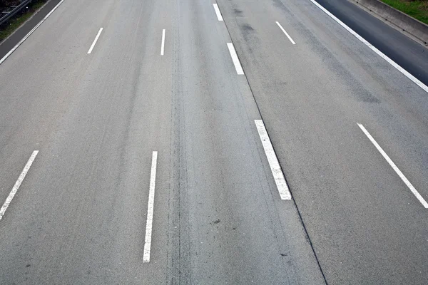 Leere Autobahn am Morgen ohne Autos — Stockfoto