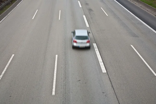 Autopista con un montón de coche en movimiento - concepto de prisa — Foto de Stock