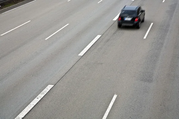 Autostrada con un sacco di auto in movimento - concetto di corsa — Foto Stock