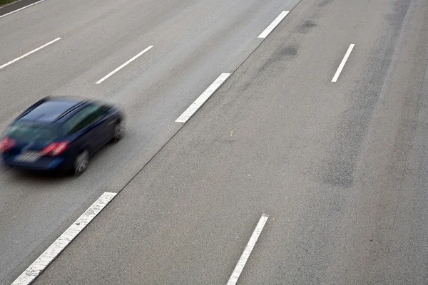 Autopista con coche en movimiento - concepto de prisa —  Fotos de Stock