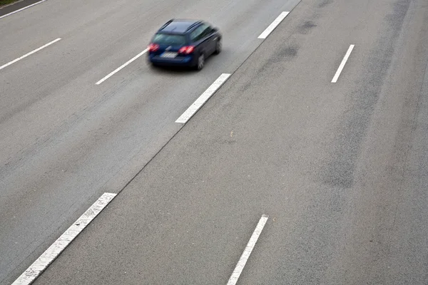 Autobahn mit Auto in Bewegung - Schnellfahrkonzept — Stockfoto