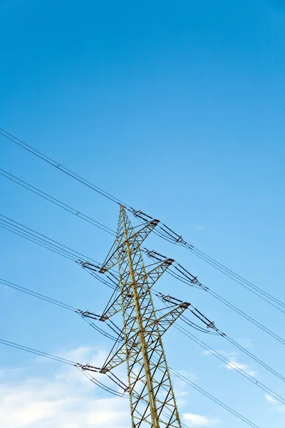 Pólo de poder com fundo azul céu roxo — Fotografia de Stock