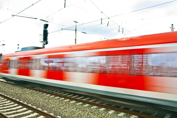 Train leaves the station with speed — Stock Photo, Image
