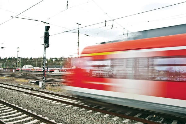 Tren sale de la estación con velocidad — Foto de Stock