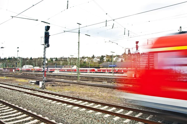 Vlak odjíždí z nádraží s rychlostí — Stock fotografie