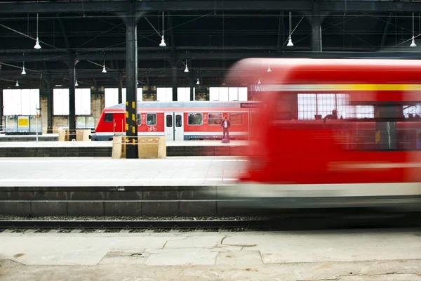 Train leaves the station with speed — Stock Photo, Image