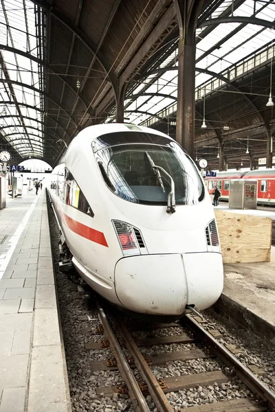 Высокоскоростной поезд на станции — стоковое фото