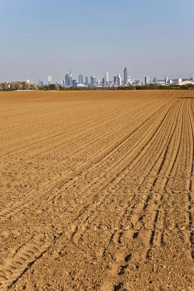 Campo recién arado con paisaje urbano de Frankfurt en el horizonte —  Fotos de Stock