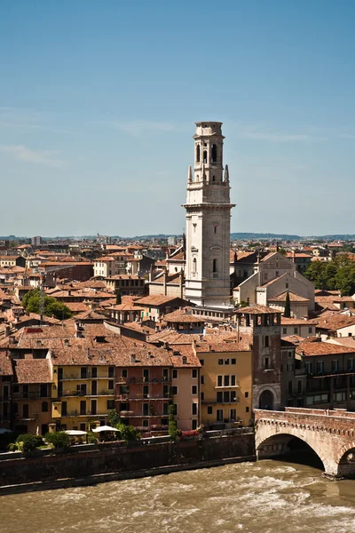 Verona panoramisch uitzicht vanaf de heuvel over de middeleeuwse stad met — Stockfoto