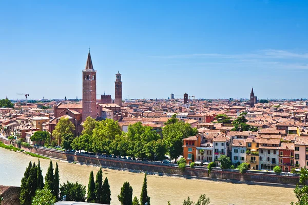 Verona panoramautsikt från hill över den medeltida staden med — Stockfoto