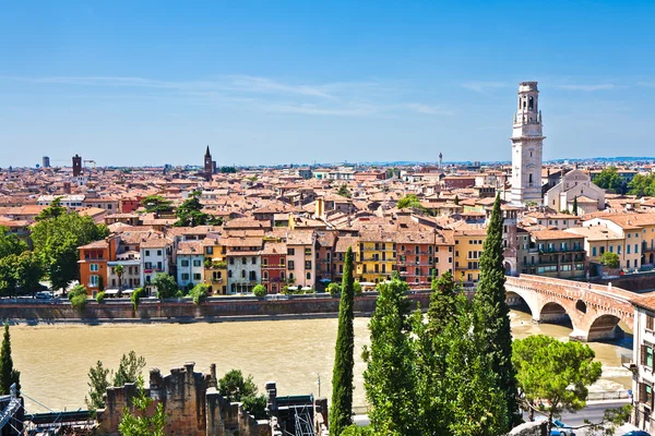 Verona vista panorámica de la colina sobre la ciudad medieval con — Foto de Stock