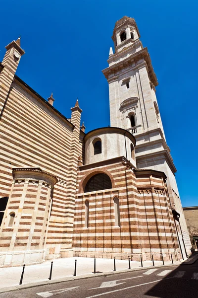 Fasáda katolického středověku románská katedrála iof san — Stock fotografie