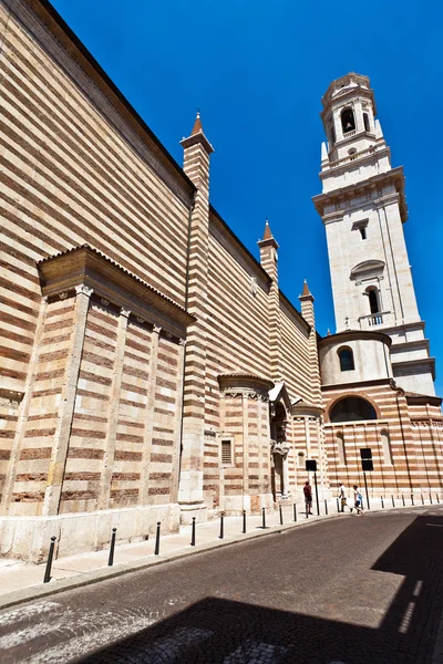 Fasáda katolického středověku románská katedrála iof san — Stock fotografie