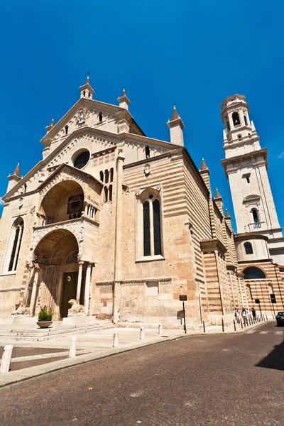 De gevel van de katholieke Middeleeuwen Romaanse kathedraal iof san — Stockfoto