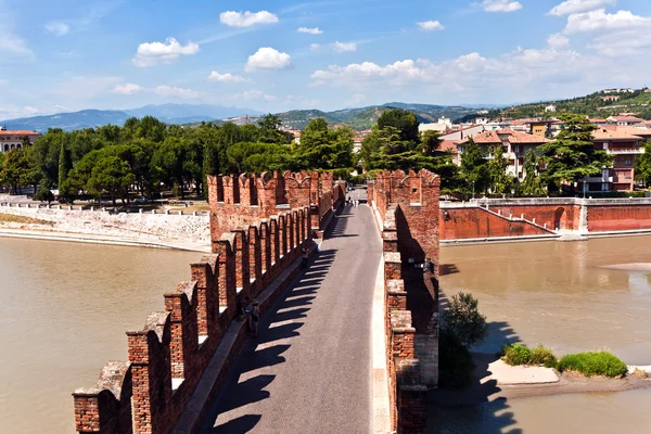 Viejo puente en Verona sobre el río Adigio - Castelvecchio — Foto de Stock