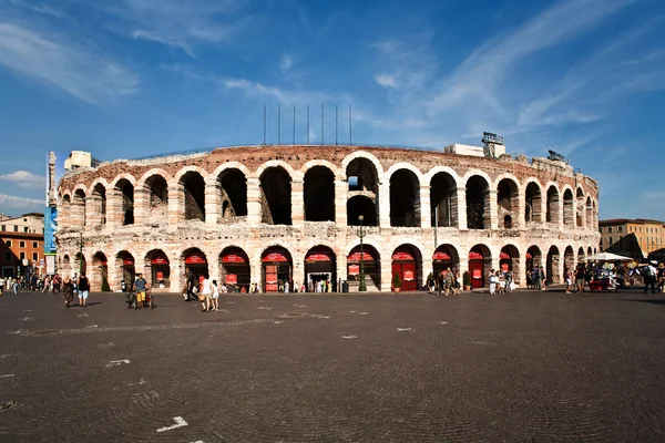 Anfiteatro famoso in tutto il mondo, vecchia arena romana da Verona da fuori — Foto Stock