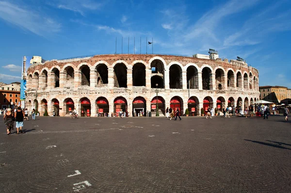โรงละครแอมป์ชิที่มีชื่อเสียงระดับโลก สนามโรมันเก่าจากเวโรน่าจากออก — ภาพถ่ายสต็อก