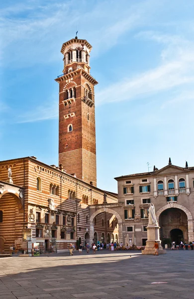 Torre dei Lamberti in Piazza delle Erbe, Verona — Stockfoto