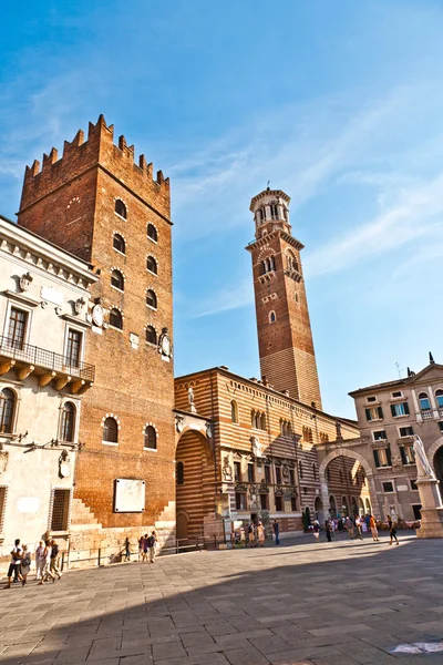 Torre dei Lamberti en Piazza delle Erbe, Verona — Foto de Stock