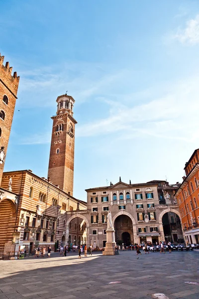 Torre dei Lamberti en Piazza delle Erbe, Verona — Foto de Stock