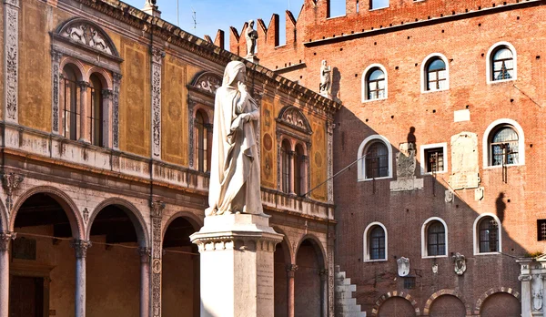 Estátua de Dante na Piazza Signori em Verona Itália — Fotografia de Stock