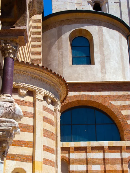 Detail van de Dom church in verona — Stockfoto