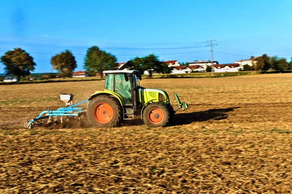Трактор оранки поля — стокове фото