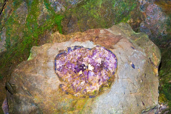 Belle pietre preziose nella miniera — Foto Stock