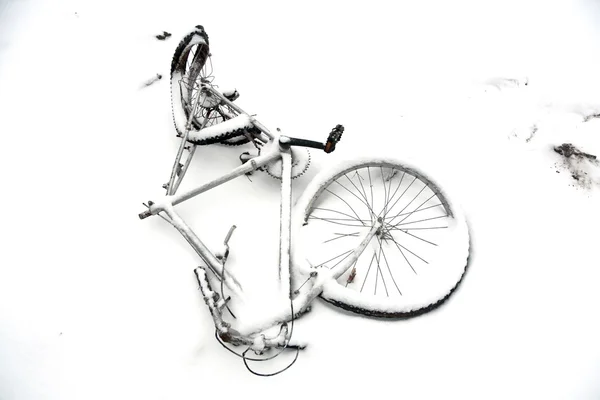 Damaged old bycicle in wintertime covered by snow — Stock Photo, Image