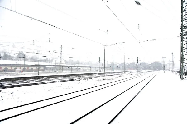 Zug im Winter im Schneegestöber auf Gleis — Stockfoto