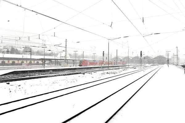 Télen a pálya a hó szélroham vonat — Stock Fotó