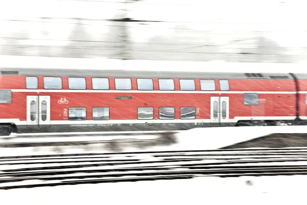 Treno in inverno su rotaia in piena neve — Foto Stock