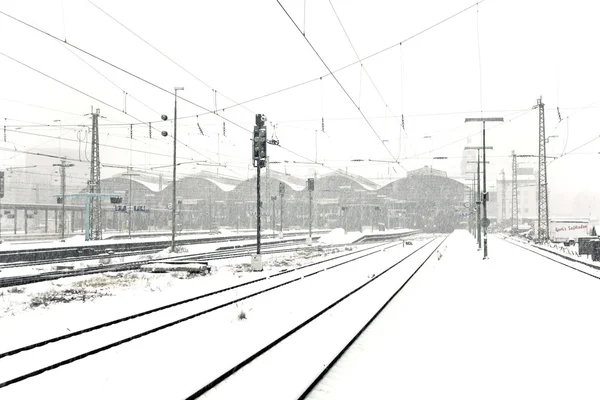 Trainen in de winter op de rails in sneeuw vlaag — Stockfoto