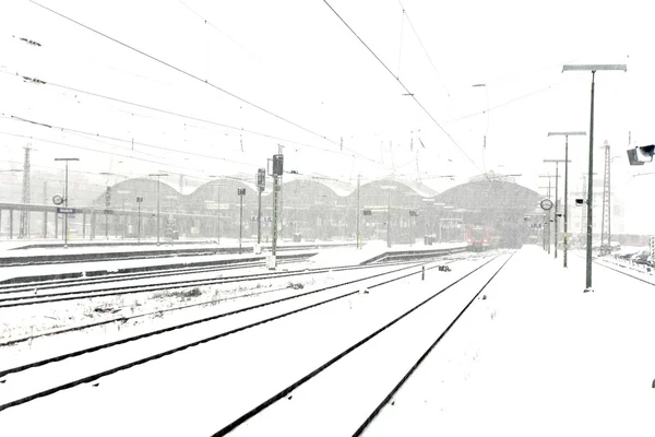 Train en hiver sur la voie en cas d'averse de neige — Photo