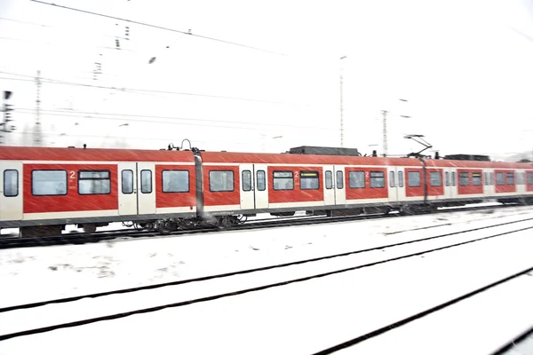 Télen a pálya a hó szélroham vonat — Stock Fotó