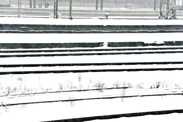 Rails i snö lurviga täcks av snö — Stockfoto