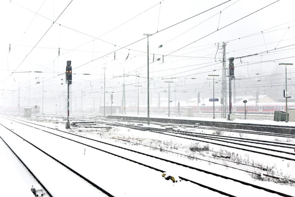 Trainen in de winter op de rails in sneeuw vlaag — Stockfoto