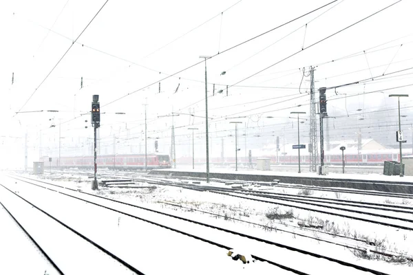 Pociąg w zimie na torze w zamęcie śnieg — Zdjęcie stockowe