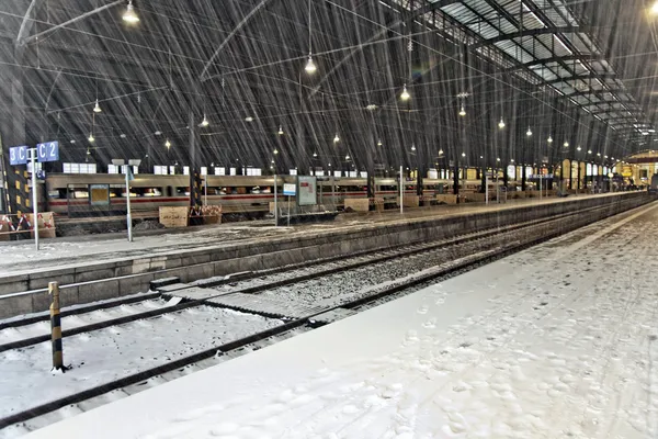 Nieve pesada en la estación de tren en invierno —  Fotos de Stock