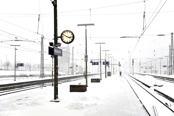 Plataforma de estação ferroviária na neve — Fotografia de Stock